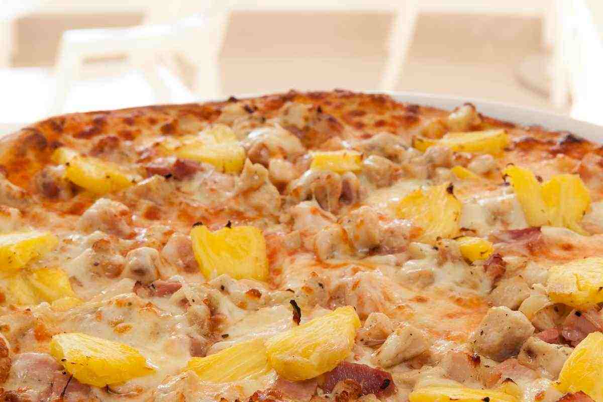 pizza con formaggio e pezzi ananas