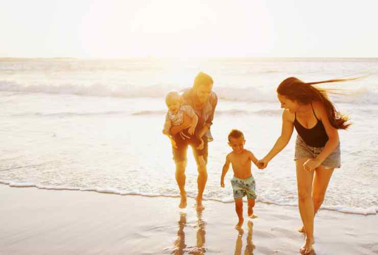 famiglia con bambini in spiaggia