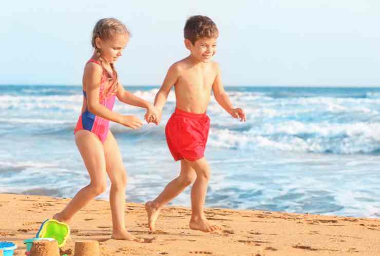 bambini in spiaggia