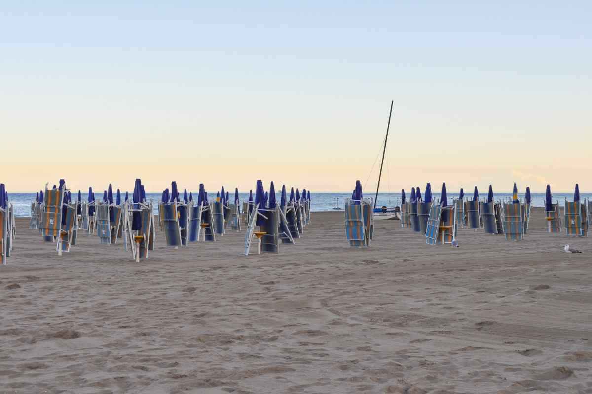 spiaggia mare ombrelloni e lettini chiusi