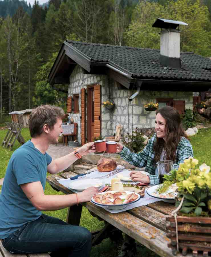 coppia che mangia in una malga in Trentino