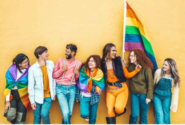 Gruppo di giovani che festeggiano il Gay Pride