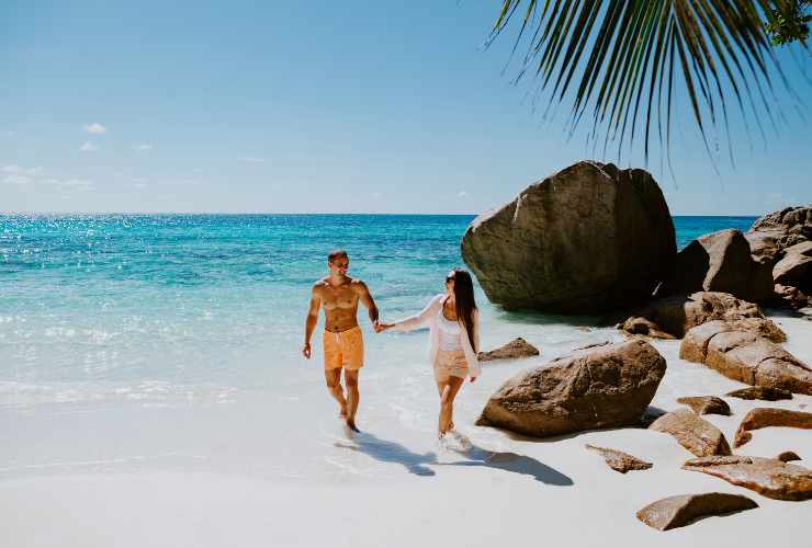 coppia su una spiaggia tropicale