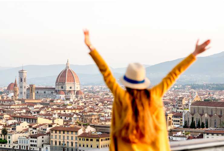 panorama di Firenze con turista di spalle con braccia alzate