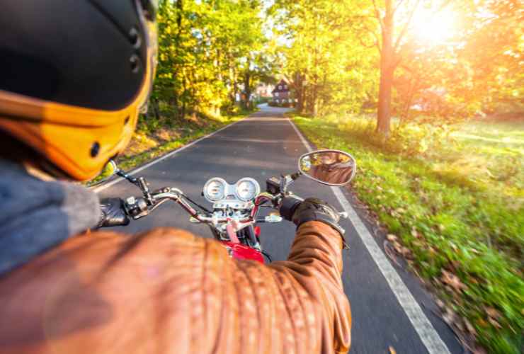 motociclista in sella a una moto