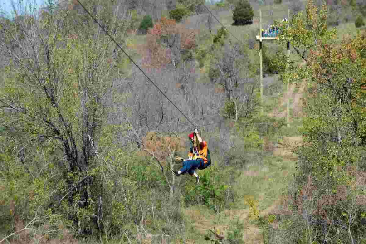 persona che fa zipline 