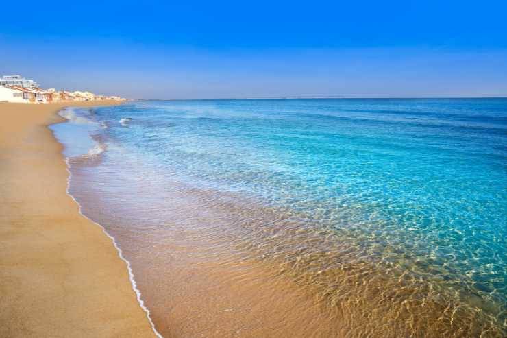 spiaggia con mare cristallino a Guardamar del Segura 