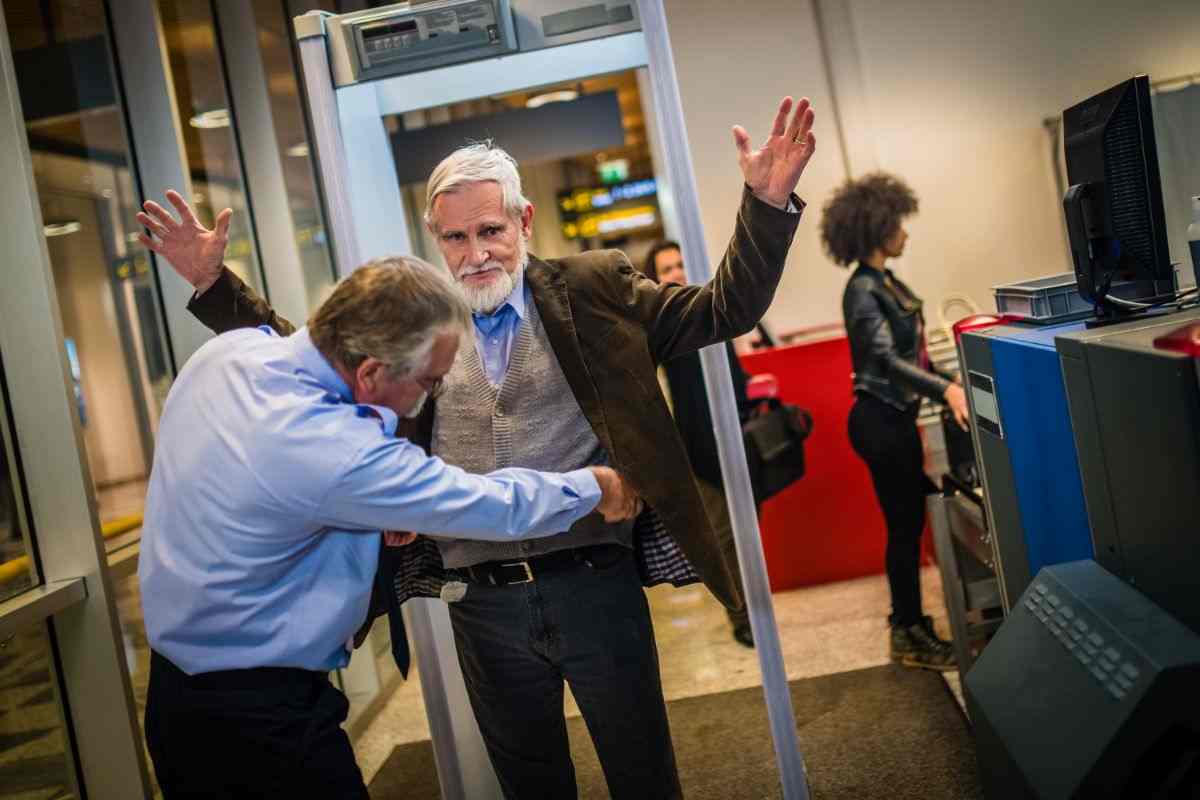 Controlli aeroporto foglietto sulle mani