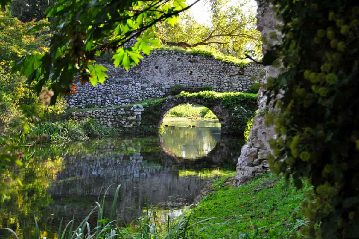 ninfa giardino autunno