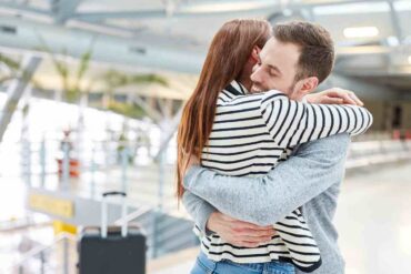 L'aeroporto mette un limite di tempo per gli abbracci