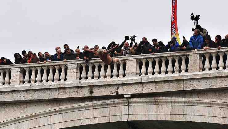 Mister Ok, l'eroe che si tuffa ogni 1 gennaio dal Tevere