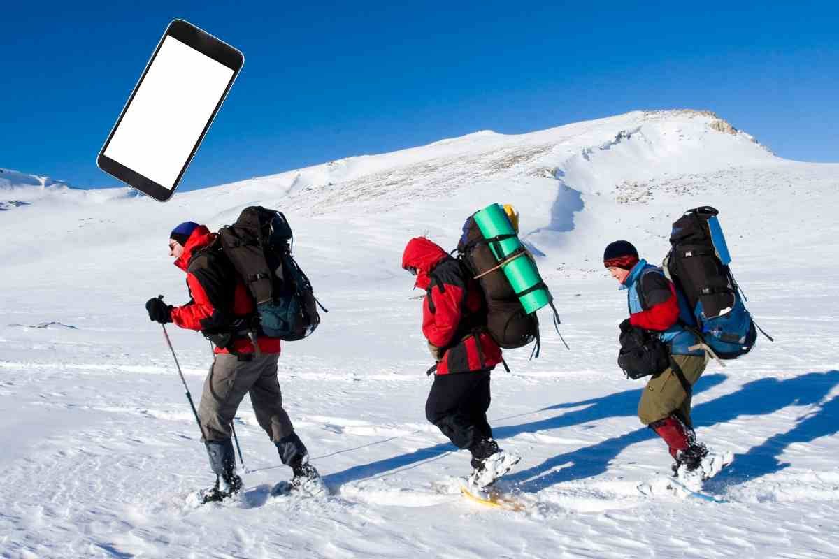 Smartphone in montagna in inverno