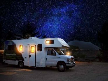 camper parcheggiato di notte