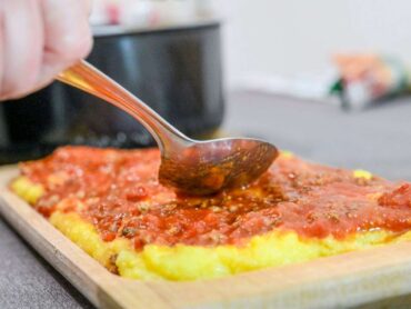 tagliere di legno con polenta al sugo